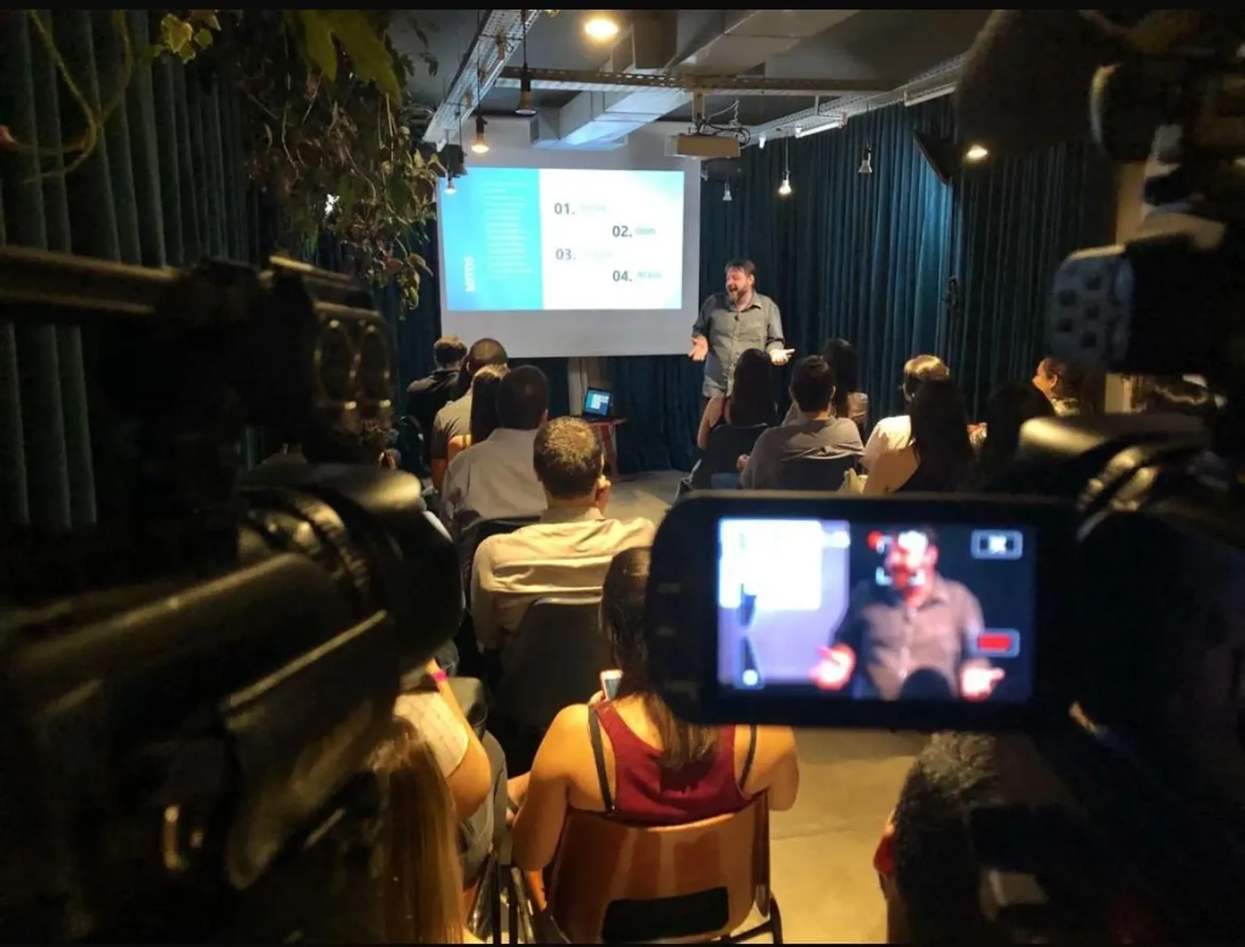 Felipe Rosa apresentando o treinamento
